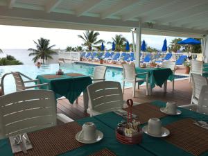 辛普森湾拉维斯塔度假酒店的一个带桌椅的庭院和一个游泳池