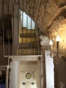 奥斯图尼Casa Pietra e Sole的墙上挂着时钟的房子里的楼梯间
