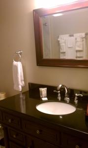 新奥尔良法国区圣彼得旅馆的一间带水槽和镜子的浴室