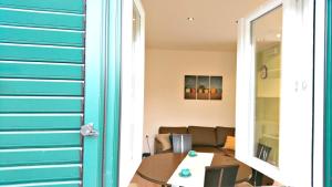 希贝尼克Countryside Family Retreat的一间设有蓝色门和一张桌子的房间