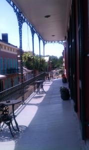 新奥尔良法国区圣彼得旅馆的大楼内带长椅和桌子的走道