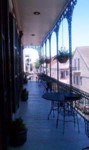 新奥尔良法国区圣彼得旅馆的大楼内带桌椅的阳台