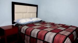 卡哈马卡Hostal Aventura的一间卧室配有一张带两个枕头的床