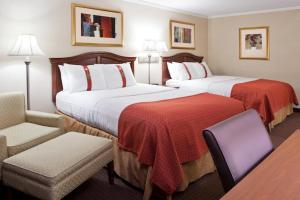 Warren沃伦金祖阿坝假日酒店 - 阿勒格尼的酒店客房,配有两张床和椅子