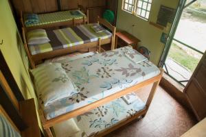 Hostel Casa de las Palmas Tours客房内的一张或多张双层床