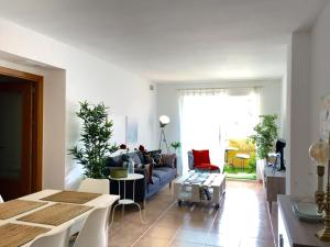 滨海罗克塔斯Apartamento EvaHome Roquetas的客厅配有沙发和桌子