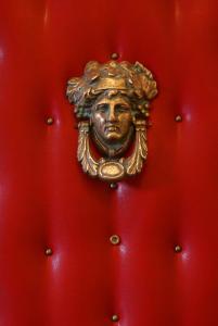魁北克市玛丽 - 罗列特酒店的金门扣,红门上面孔