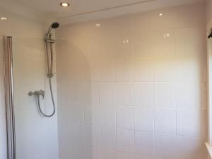 Kirk of ShottsWorkforce Property的浴室设有白色瓷砖墙和淋浴。