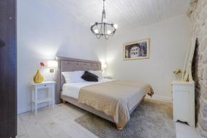 杜布罗夫尼克杜布罗夫尼克老度假屋的一间卧室配有一张床和一个吊灯