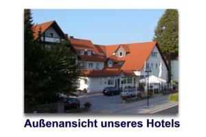 Salzkotten瓦尔茨酒店的一座有房屋和街道的城镇的照片