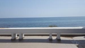 科斯蒂内什蒂弗伦姆酒店的坐在海边的白色长凳