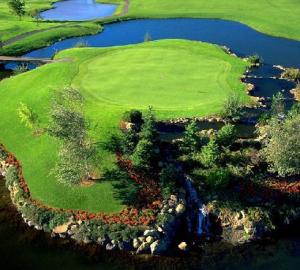 Lynden家园度假村酒店的享有高尔夫球场的空中景致,那里有水和树木