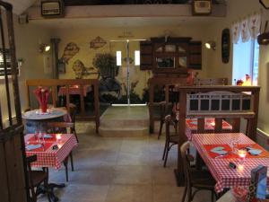 La PommerayeL'Ecurie的一间在房间内配有桌椅的餐厅