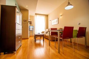 阿尔么丽亚Dream Suites & Apartaments Almería的客厅配有桌椅和沙发