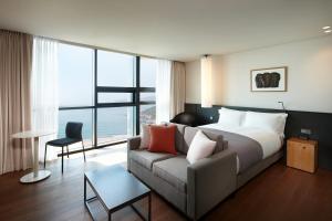 釜山海云台新罗酒店的酒店客房,配有床和沙发