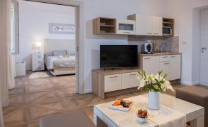 杜布罗夫尼克Ragusina luxury apartments的带电视的客厅和客厅。