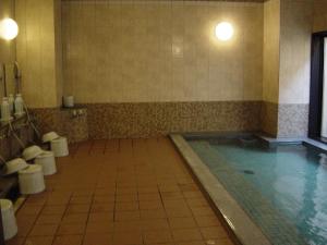 大洲Hotel Route-Inn Aso Kumamoto Airport Ekimae的浴室设有游泳池和卫生间