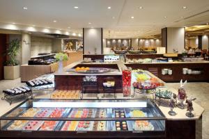 日光鬼怒川温泉酒店的展示着许多不同种类食物的商店