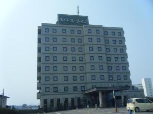 大馆市Hotel Route-Inn Odate Omachi的上面有标志的建筑