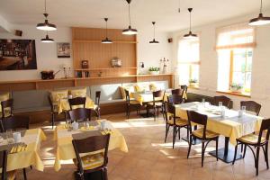 迪耶河畔弗拉诺夫Penzion INspira的餐厅内带桌椅的用餐室