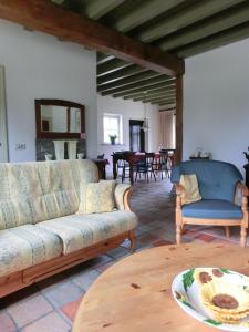 LiempdeBoerderij & Bakhuis的客厅配有沙发和桌子