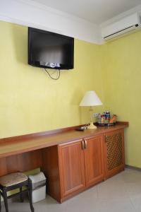 文尼察Hotel Strike的一间墙上配有电视和书桌的房间