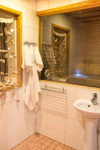 卡布里Tuisuliiva Holiday House的白色的浴室设有水槽和镜子