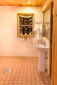 卡布里Tuisuliiva Holiday House的一间带水槽和窗户的浴室