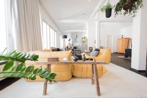 魏玛Weimar Central Artist Loft - 120 m2的客厅配有黄色沙发和咖啡桌