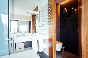 雷克雅未克ION City Hotel, Reykjavik, a Member of Design Hotels的一间带水槽和镜子的浴室