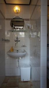 TrnavaPension Karolína的一间带水槽、卫生间和镜子的浴室