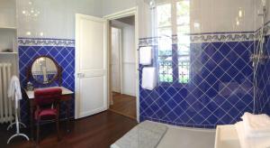 圣马塞尔乐杰迪斯瑞博旅馆的浴室设有蓝色瓷砖墙