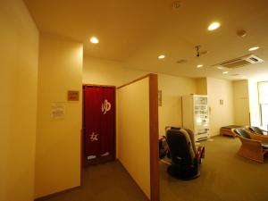 常滑市常滑站前路线酒店的一个带红色门和椅子的办公室走廊