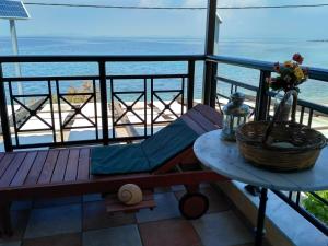 Skala Mistegnon9 Musses Studios的海景阳台上的长凳