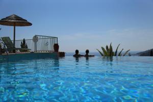卡尔热斯艾阿丽威图公寓酒店的两个人躺在游泳池里