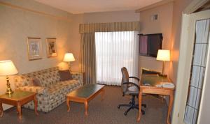 奥里利亚石门旅馆的酒店客房设有沙发和客厅。