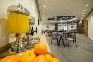海法卡佩拉商务精品酒店的餐厅柜台上的一碗橘子
