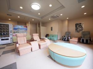 天童市天童旅馆酒店的一间设有圆桌和椅子的等候室