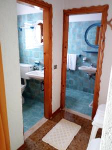 埃内戈Albergo Al Pino的浴室配有卫生间、盥洗盆和淋浴。