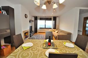 罗列特海岸Villa Roselles的客厅配有桌子和沙发