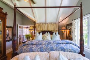 拉古纳海滩Arabella Laguna的一间卧室配有一张带天蓬的床