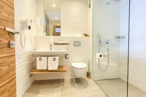 马林斯卡Hotel Villa Margaret的浴室配有卫生间、盥洗盆和淋浴。