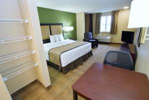 萨克拉门托美国萨克拉门托北门长住酒店 的配有一张床和一张书桌的酒店客房