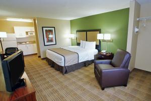 萨克拉门托美国萨克拉门托北门长住酒店 的酒店客房配有一张床、一把椅子和一台电视。