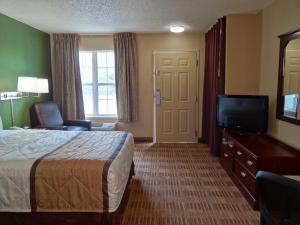 圣罗莎南圣罗莎美国长住酒店的配有一张床和一台平面电视的酒店客房