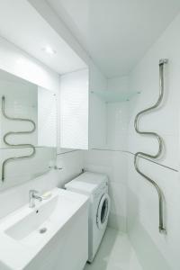苏梅VIP Apartment ob Gorkogo Square的一间带水槽和洗衣机的浴室