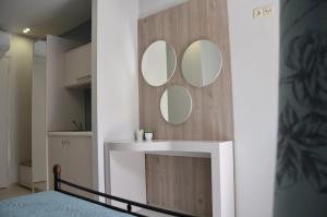 斯塔里斯Levante Sea View Studios的浴室设有水槽和墙上的两面镜子