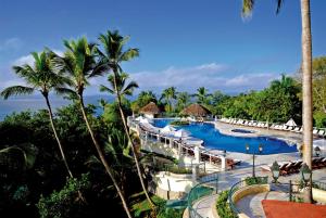 圣塔芭芭拉-山美纳Bahia Principe Grand Cayacoa的享有度假村游泳池的景致。