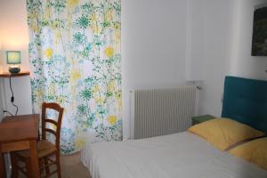 拉吉约勒奥伯格杜坎贝尔酒店的卧室配有1张床、1张桌子和1把椅子