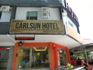 古来Carlsun Hotel的一座带有加勒比酒店标志的建筑